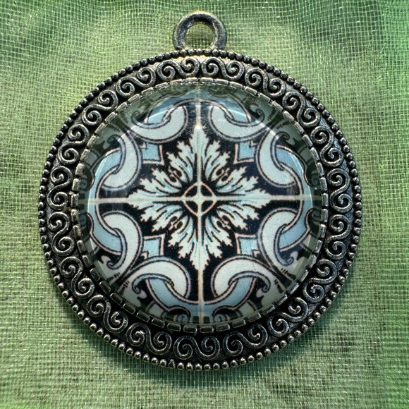 Medallion 1 1/2 inch (NWOT) - Picture 4 of 4
